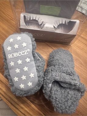 Robeez charcoal Sherpa Baby Booties with Star-Grip Soles